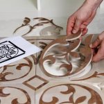 Работая с плиткой, выполненной из керамики, нужно понимать, что избежать ее резки не получится