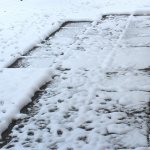 Различная теплопроводность плитки и травы